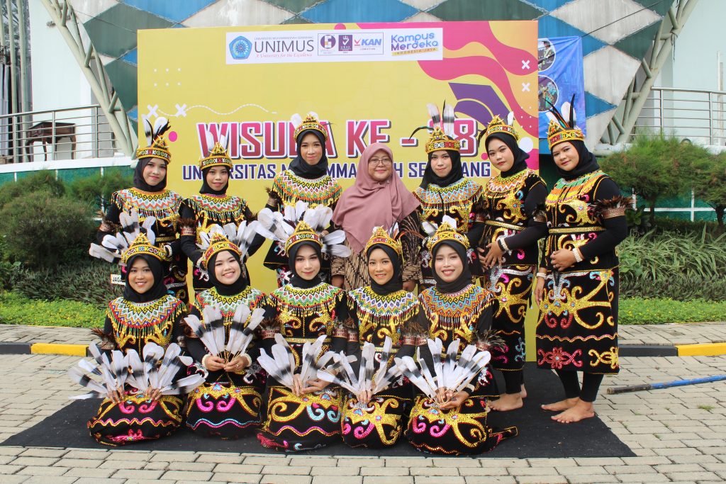 Pertukaran Mahasiswa Merdeka UMKT Kenalkan Tari Dayak Kenyah Kalimantan di Semarang