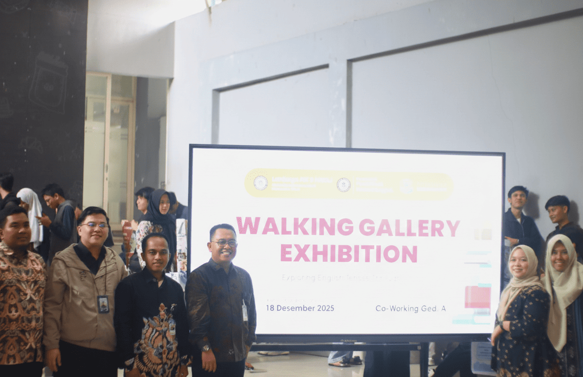 Mahasiswa UMKT Eksplorasi English Tenses Lewat Walking Gallery Exhibition
