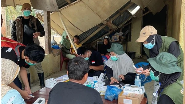 Menjangkau Warga Pascabencana, FK UMKT Laksanakan Pelayanan Kesehatan di Desa Pantai Tinjau
