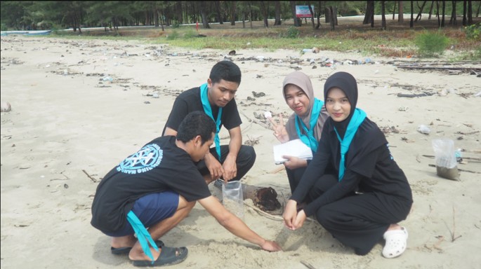 Belajar Sedimentologi Langsung di Lapangan, Mahasiswa Teknik Geologi UMKT Gelar Penelitian Sampel Granulometri di Pantai Ceria