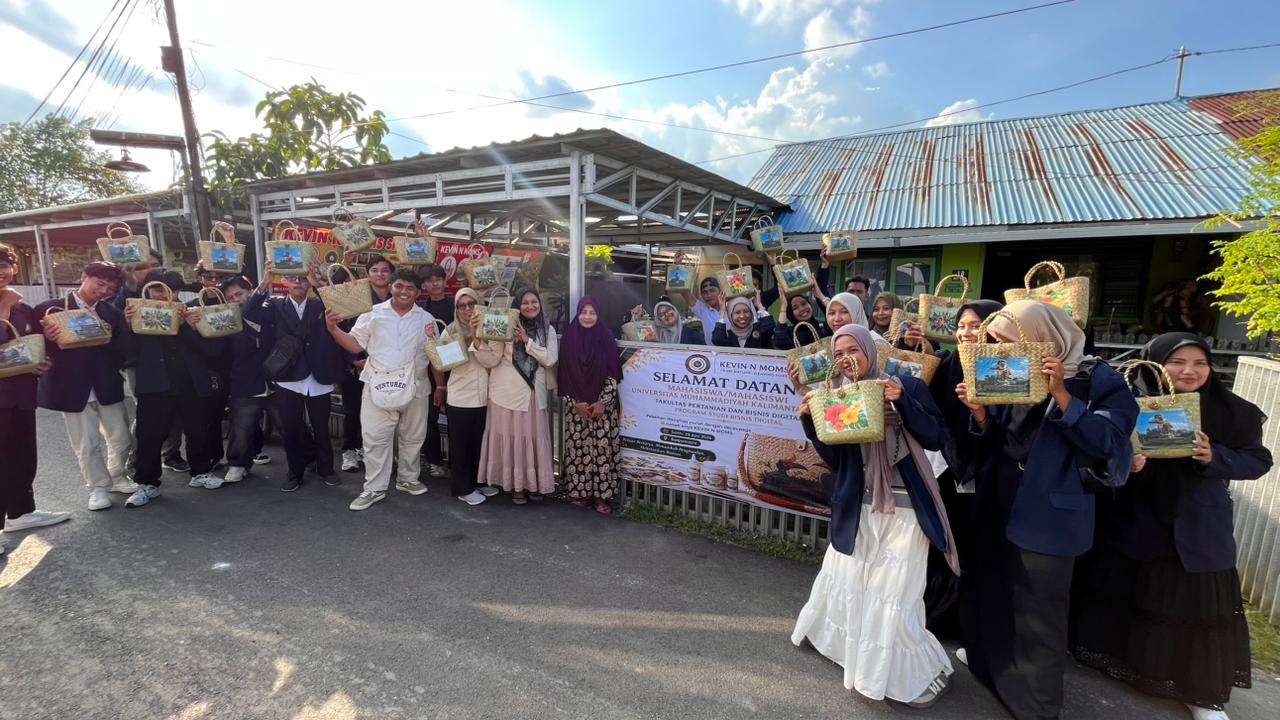 Asah Kreativitas dan Jiwa Enterpreneur, Mahasiswa Bisnis Digital UMKT Kunjungi UMKM Tas Purun Khas Banjarmasin